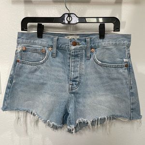 Madewell “Relaxed Denim Shorts” in Cedarcroft wash, size 26